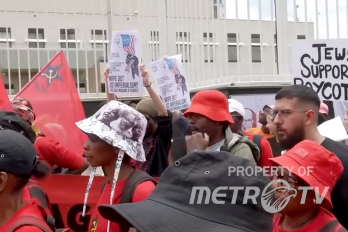 Des milliers de sud-africains marchent pour défendre leur souveraineté amid tensions avec Washington