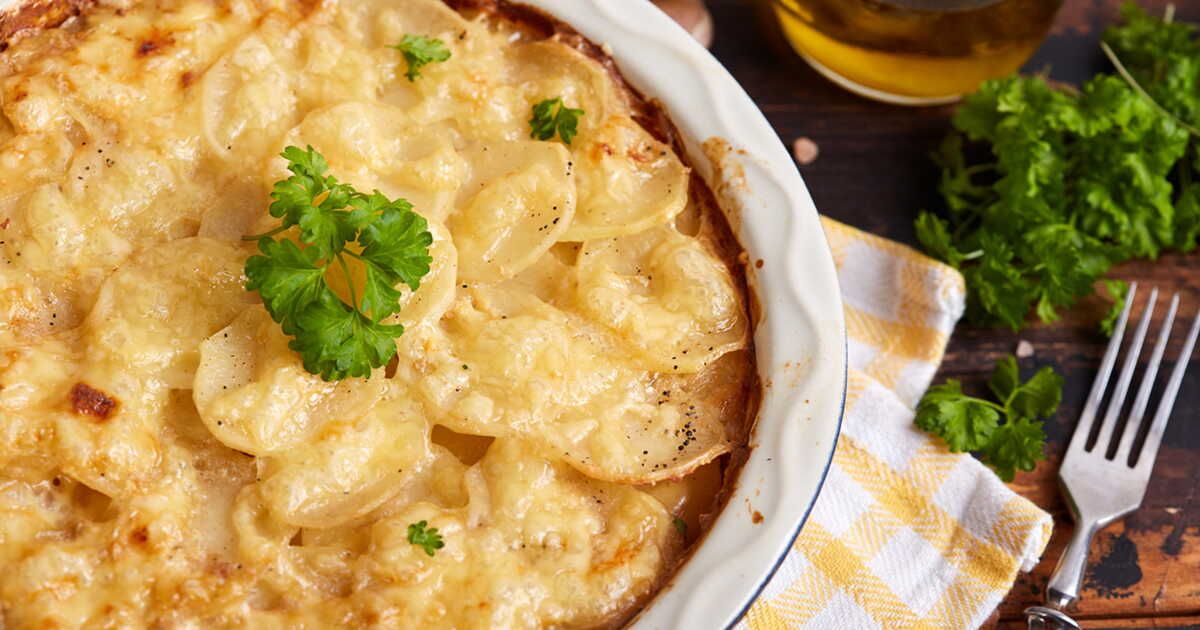 Un gratin de pommes de terre au saumon réconfortant pour les journées froides