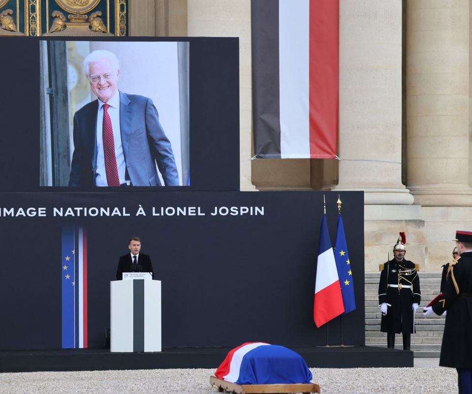 Emmanuel Macron rend hommage à Lionel Jospin aux Invalides