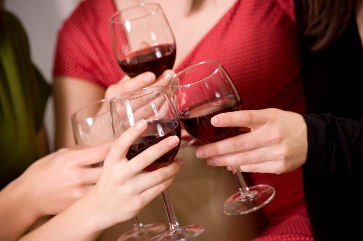 le vin rouge, un allié pour votre cœur : les bienfaits révélés