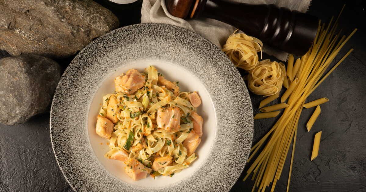 Pâtes crémeuses au saumon et poireaux : une recette réconfortante et rapide