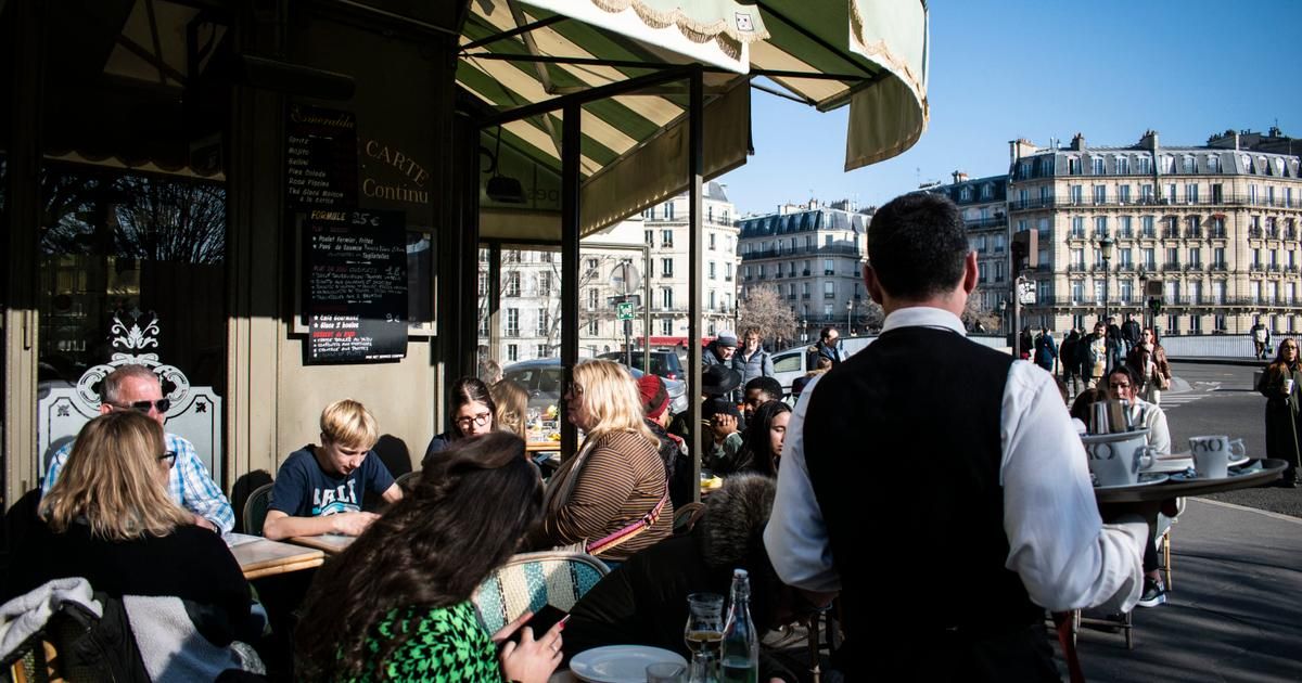 Échapper à la taxe touristique : conseils pratiques pour les cafés parisiens