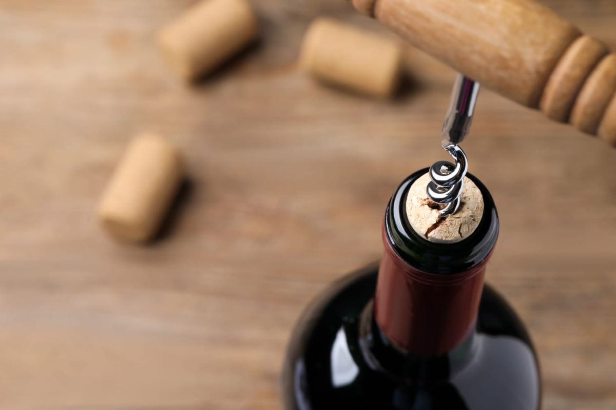 Comment ouvrir une bouteille de vin quand le bouchon est cassé ?