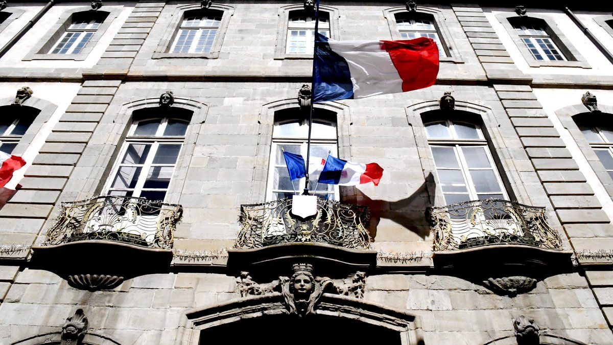 Le retrait du drapeau européen à la mairie : un geste mal informé du RN