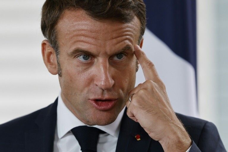 la réforme des retraites : macron s'accroche à 65 ans malgré les tensions