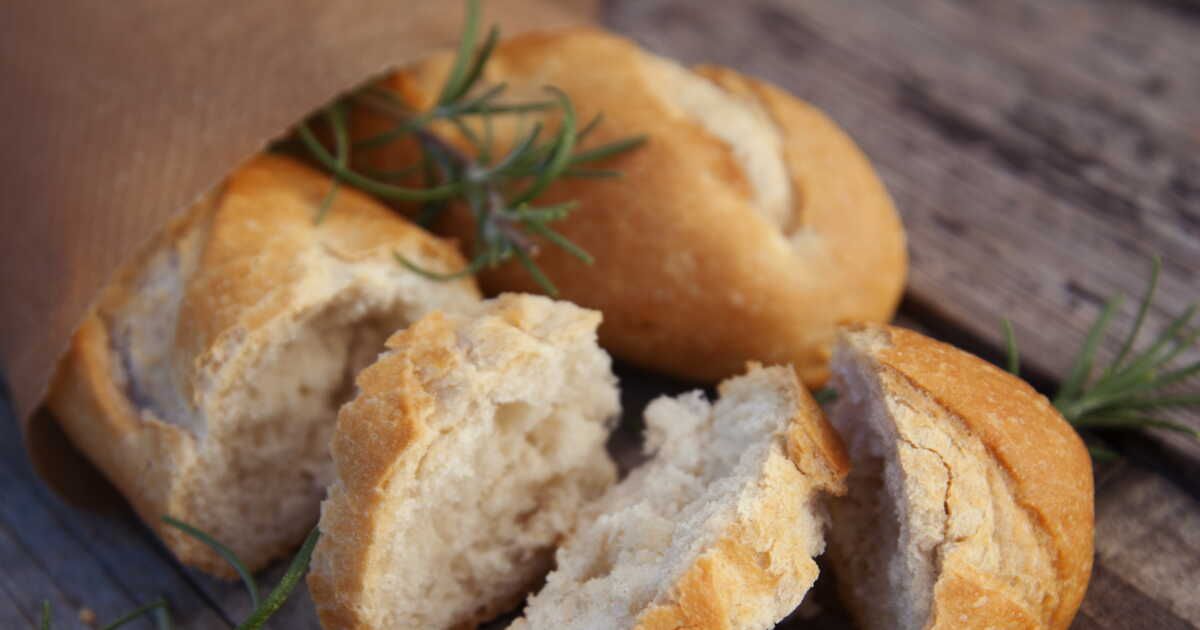 Récupérer une baguette rassis : l'astuce inratable pour un pain moelleux