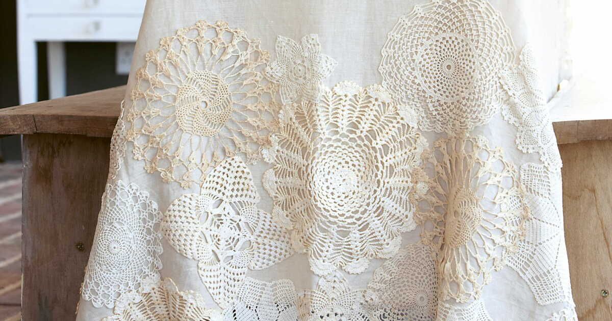 Une nappe bohème avec des napperons