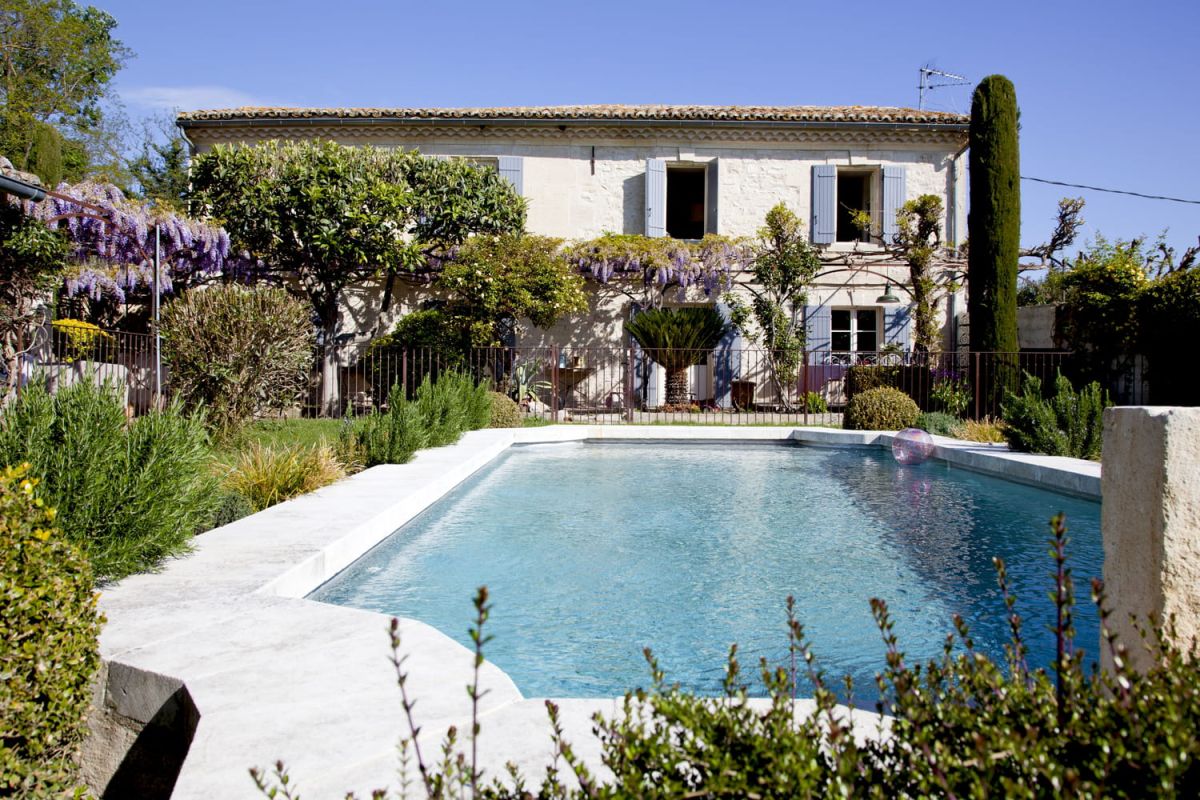 les meilleures plantes pour embellir votre piscine