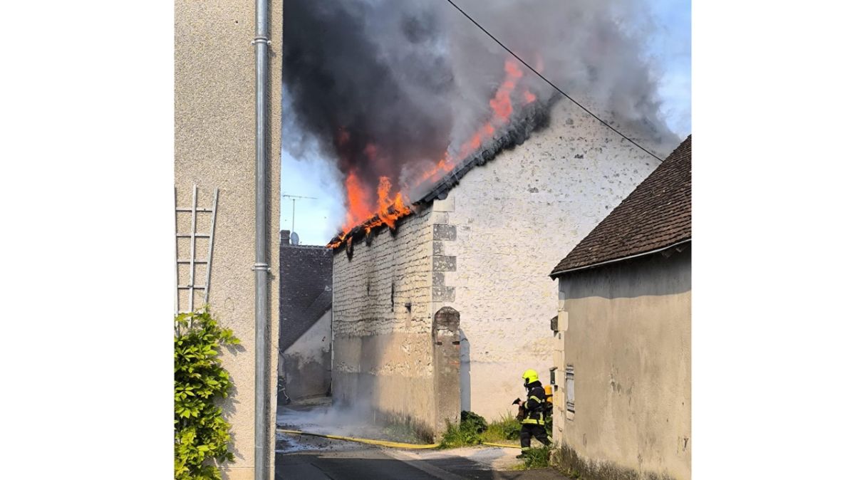 Incendie spectaculaire dans un bâtiment de Saint-Aignan