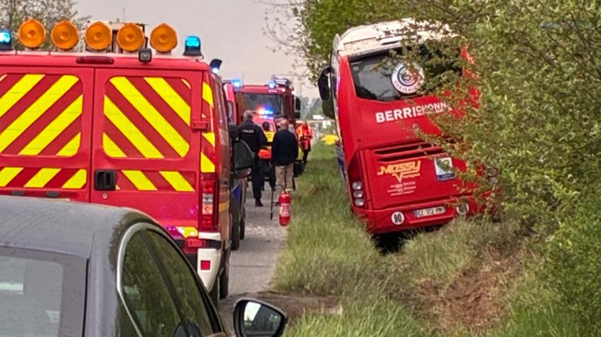 Un bus transportant des personnes handicapées sort de la route à Déols : un moment de frayeur