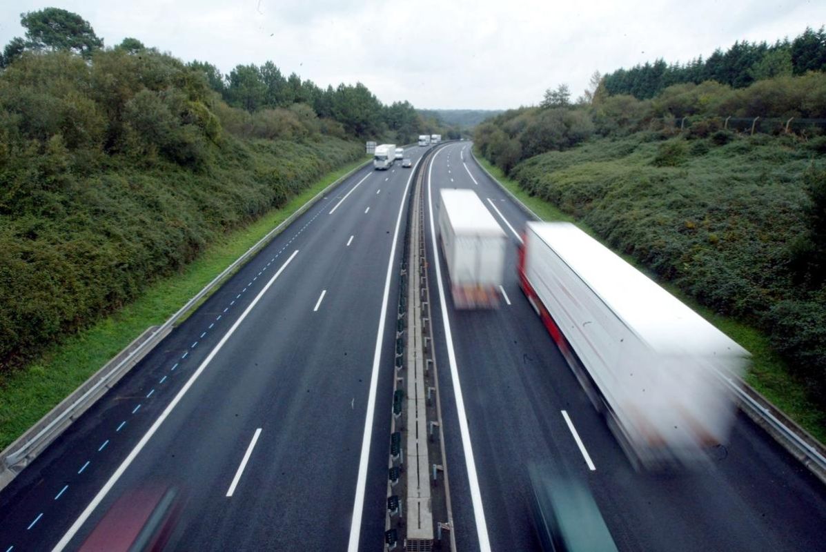 Accident spectaculaire sur l'A 63 en Gironde : un poids lourd se renverse