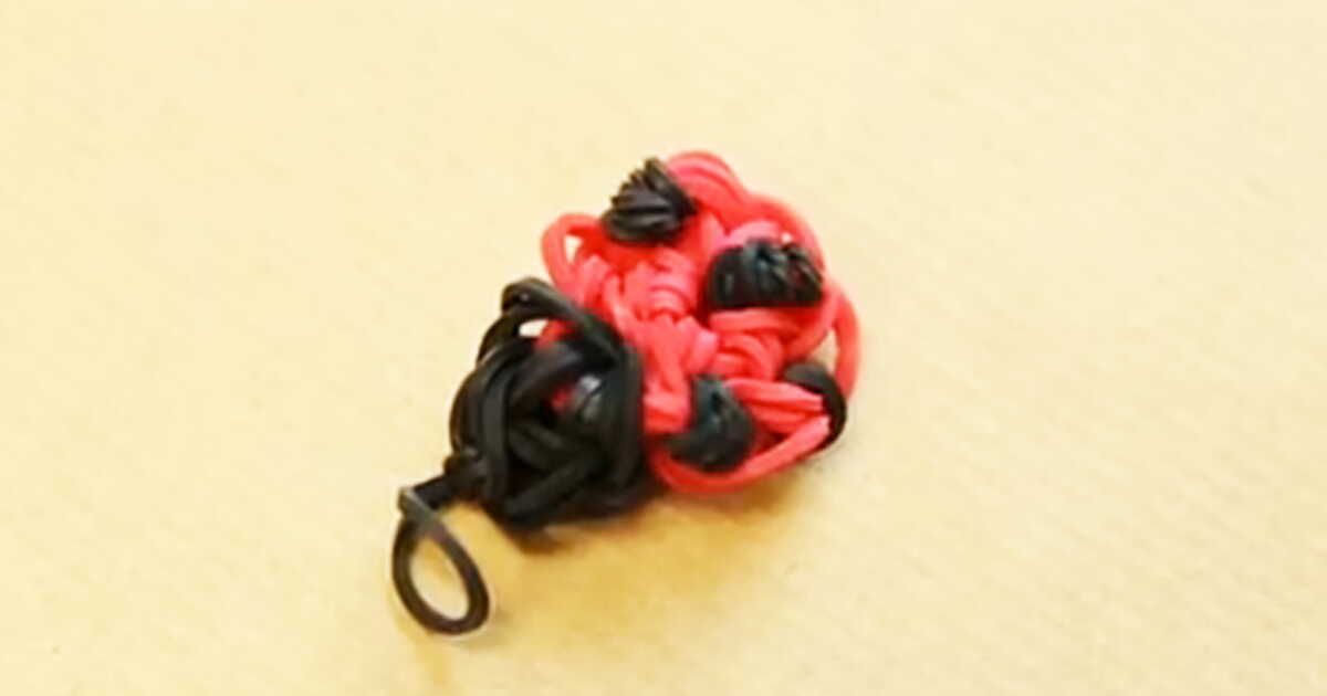 Rainbow Loom : un charms coccinelle