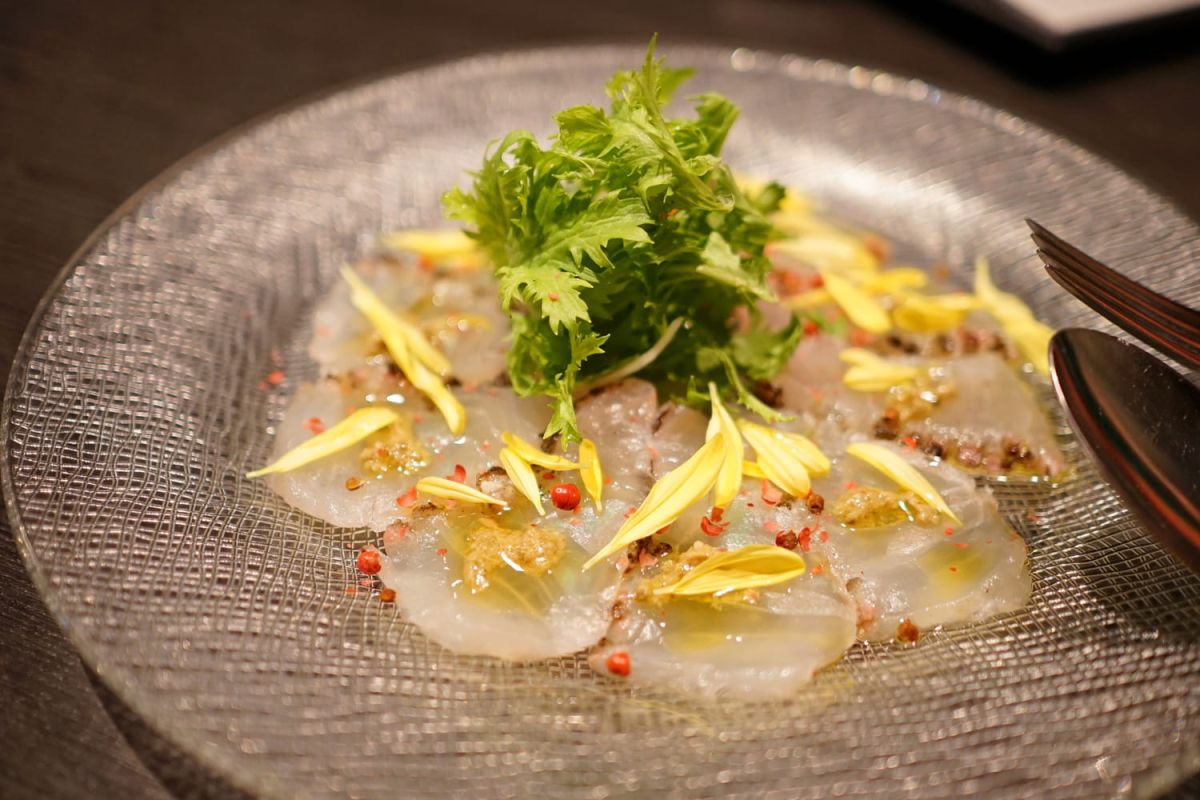 Savourez un carpaccio tiède de dorade, une recette estivale de Cyril Lignac