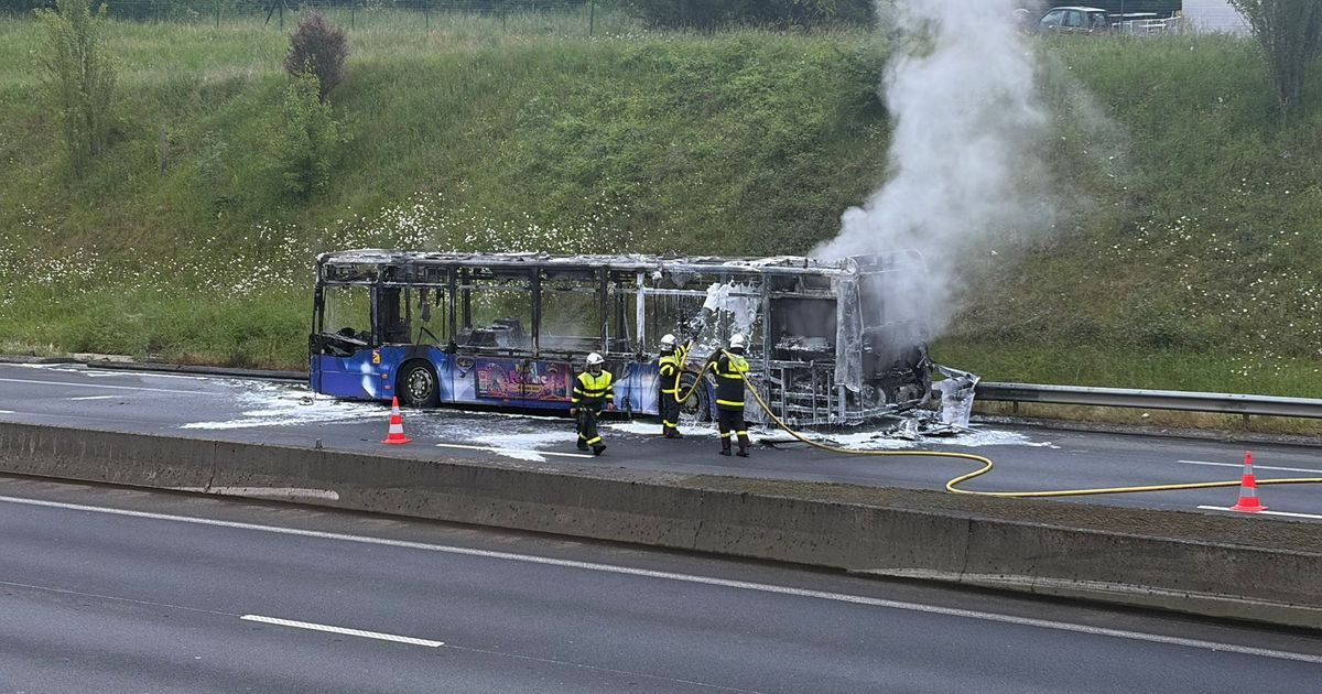 Un bus s'enflamme sur la rocade de Tours : un miracle au cœur de l'intervention