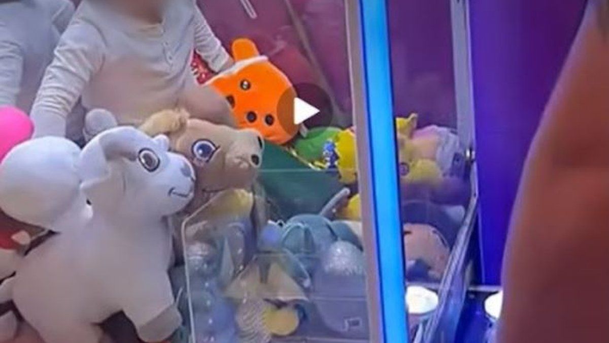 Un enfant sauvé d'une machine à pinces : une mésaventure inattendue