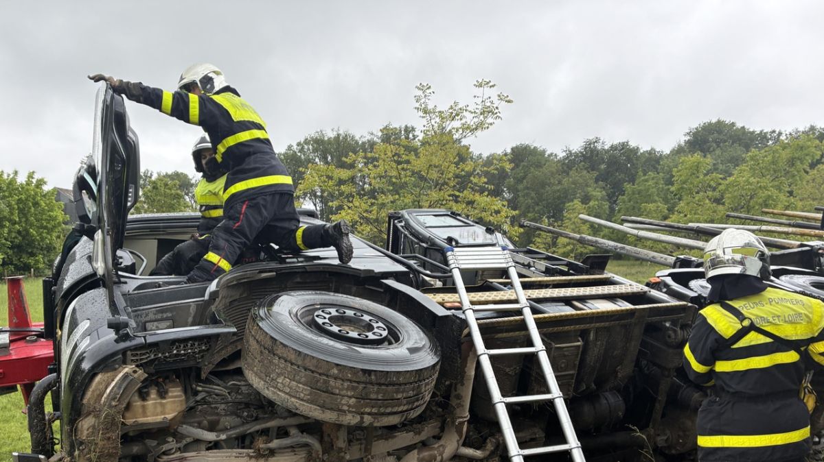Un poids lourd se renverse près de Tours, le conducteur s'en sort sans blessure