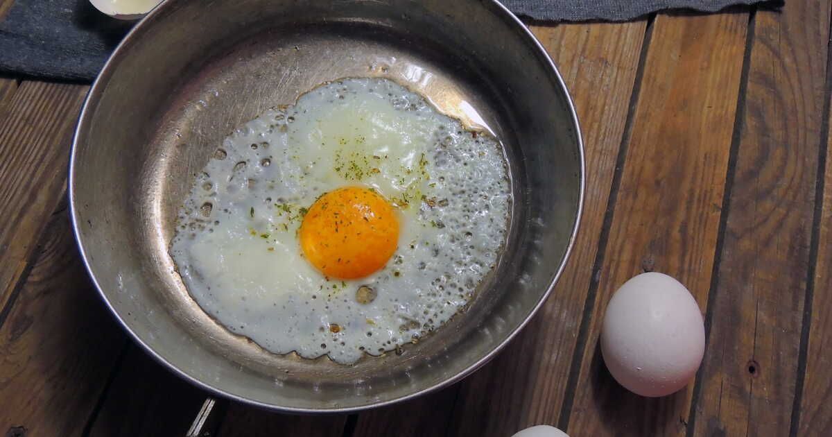 Maîtriser la cuisson d'un œuf dans une poêle en inox : astuces et conseils