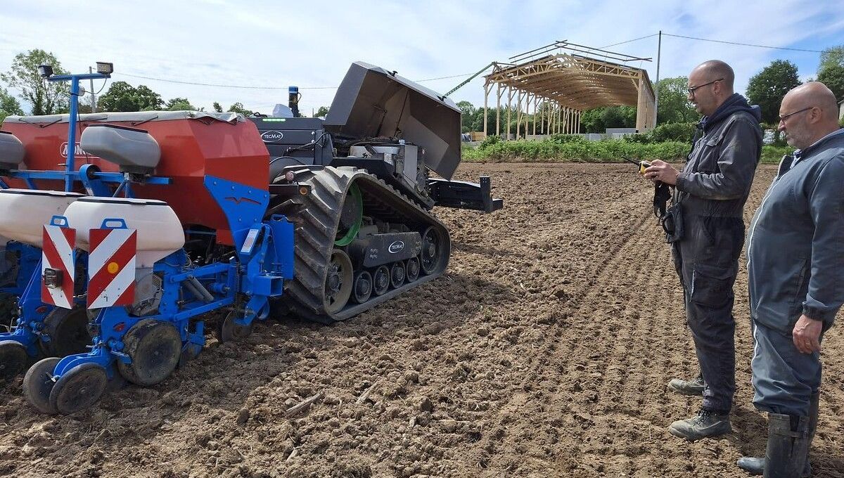 Des exploitations agricoles du centre-Manche accueillent un robot tracteur innovant