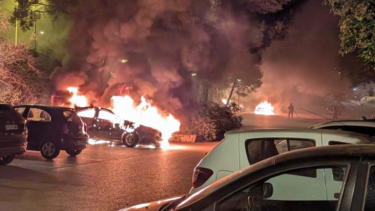 Incendie nocturne sur le parking des Lecques : deux voitures en flamme à Saint-Cyr-sur-Mer