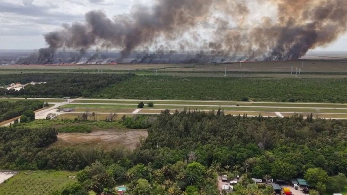 Un grand incendie ravage les Everglades et menace Miami