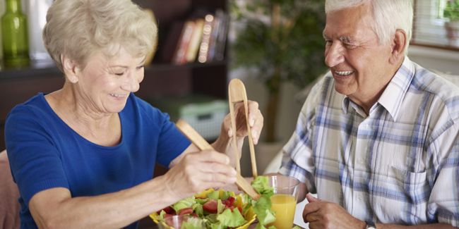 Manger moins en vieillissant : mythe ou réalité ?