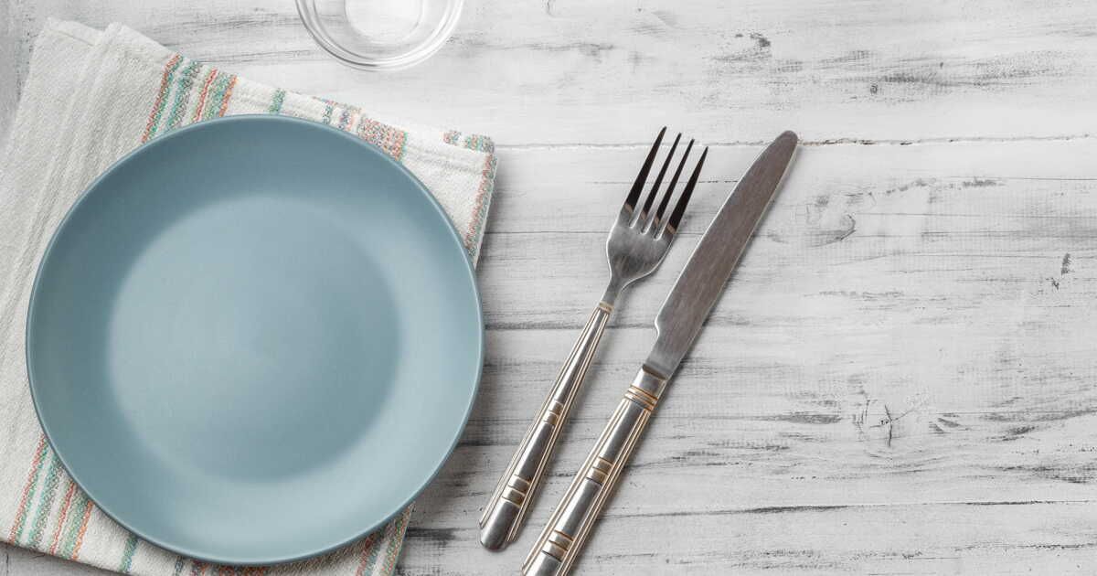 Des assiettes impeccables : astuces pour éliminer les marques de couverts