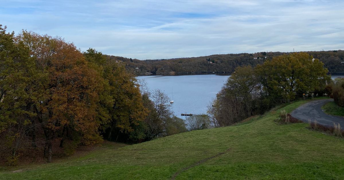 Pollution aux hydrocarbures sur le lac d'Eguzon : un bateau de plaisance coule