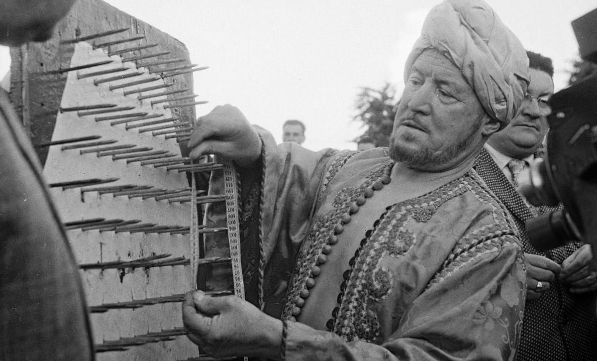 Le défi audacieux du fakir Karmah sur la place des Quinconces à Bordeaux