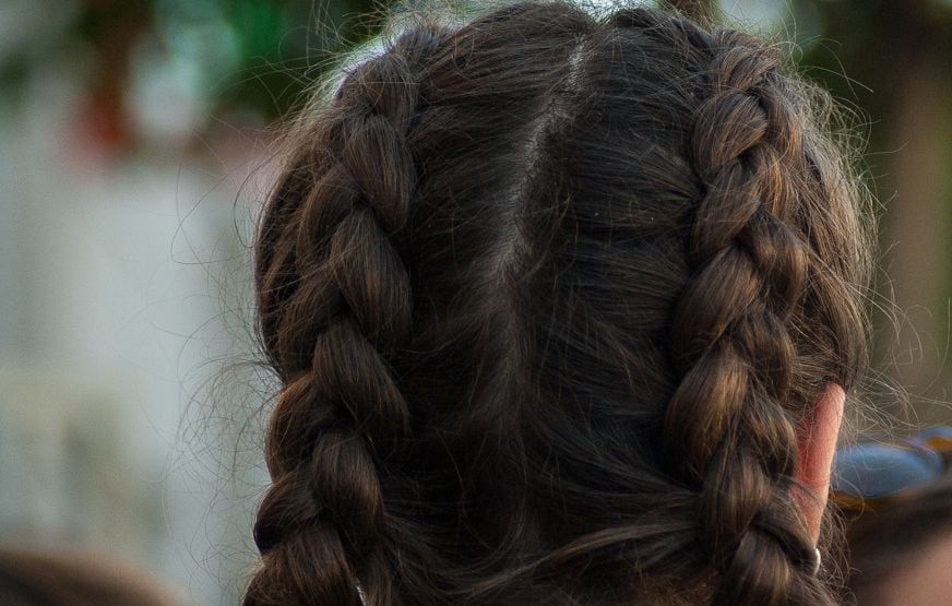 Une fillette héroïque s'interpose face à la violence en pleine rue en Espagne