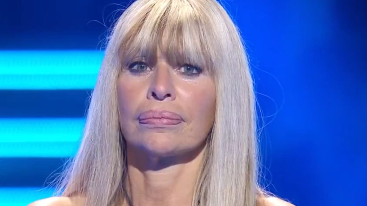 Alessandra Mussolini, l'héritière polémique, triomphe dans la télé-réalité italienne