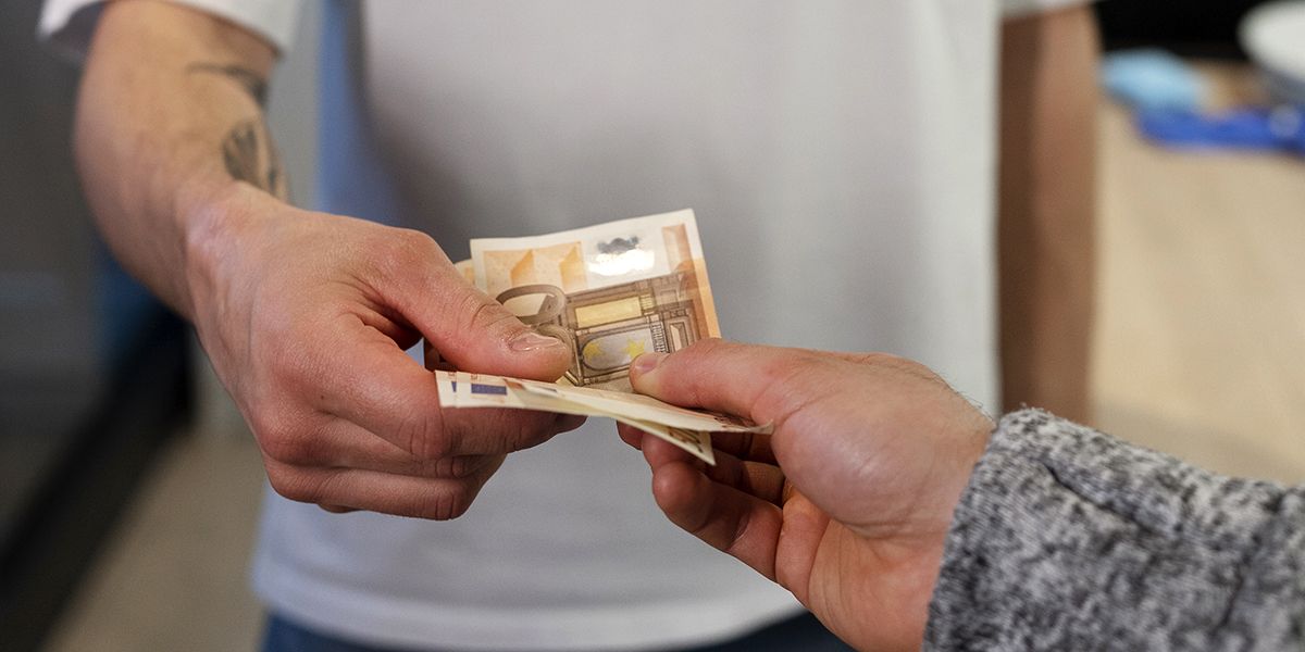 Comment remercier son voisin : les limites légales de l'argent en main propre