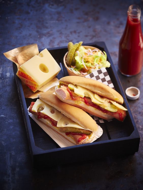Une touche de tradition : le hot dog à la saucisse de Francfort