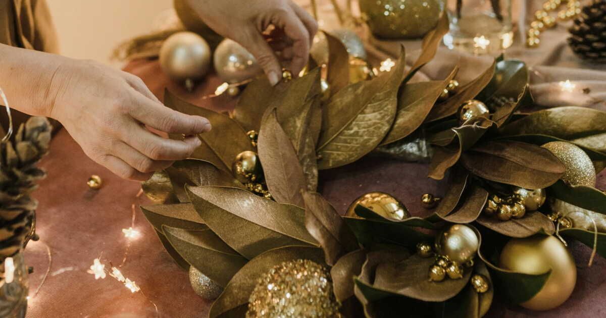 Des couronnes de Noël en métal à repousser pour une déco éclatante