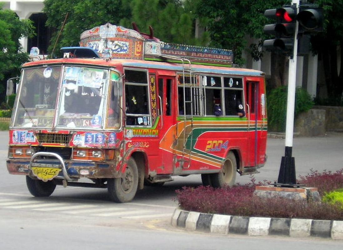 Tragédie au Pakistan : une camionnette emporte des vies innocentes près d'un bus