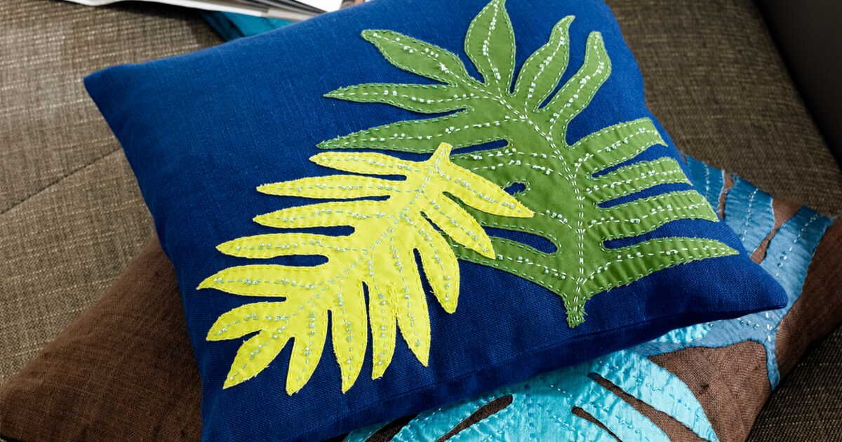 Un coussin avec des feuilles colorées