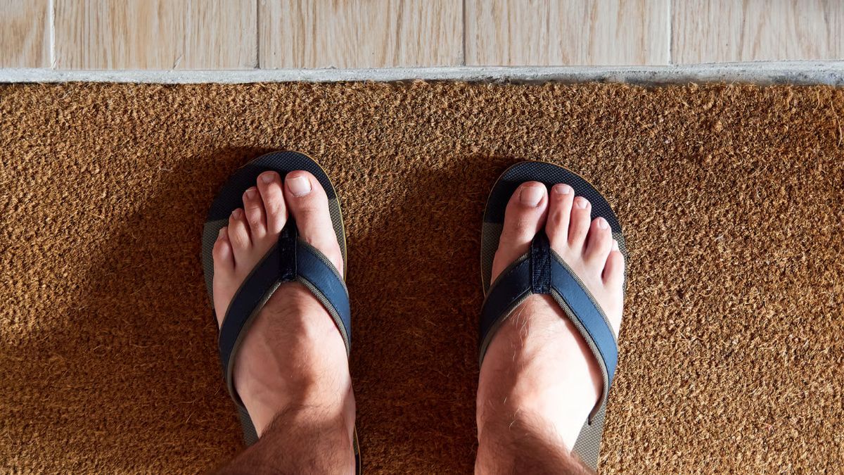 Travailler en short et tongs sous la chaleur : ce que dit la loi