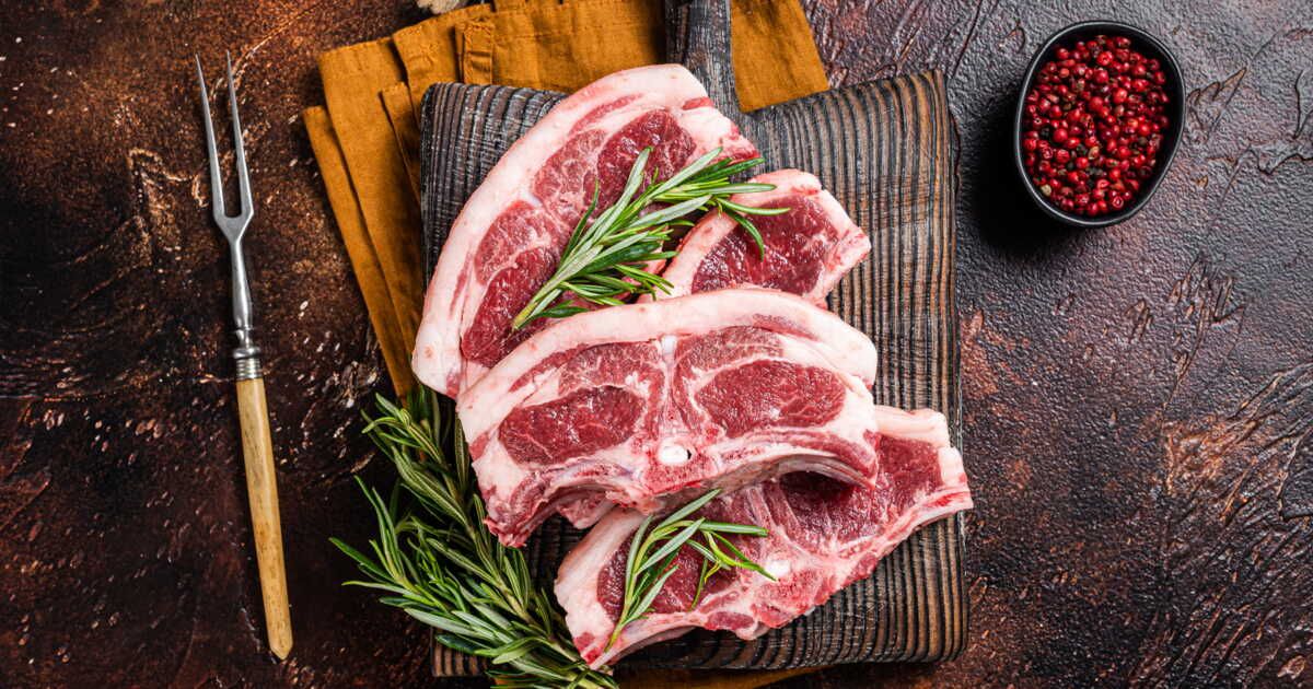 Révèle les secrets de la cuisson de la selle d'agneau
