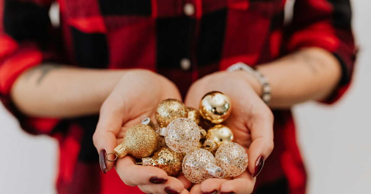 Personnalisez vos boules de Noël avec du tissu