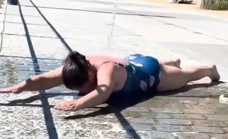 Une députée plonge dans une flaque pour alerter sur le déficit de piscines à Bruxelles