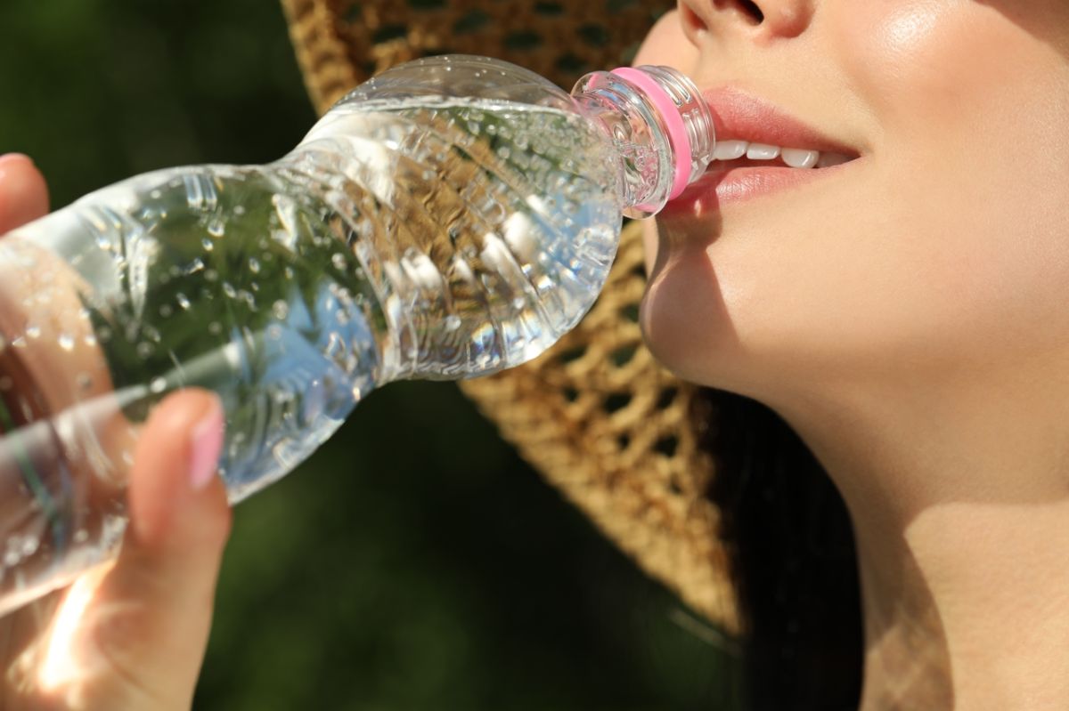 Pourquoi l'eau plate est-elle souvent préférée à l'eau gazeuse ?