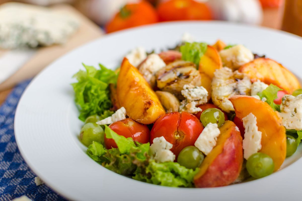Une salade estivale qui fait sensation : pêches et volaille rôtie par Norbert Tarayre