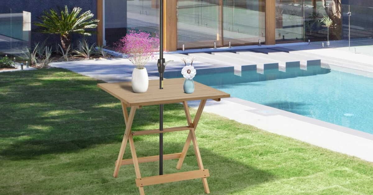 Une table de jardin en bois à petit prix pour vos repas d'été en plein air
