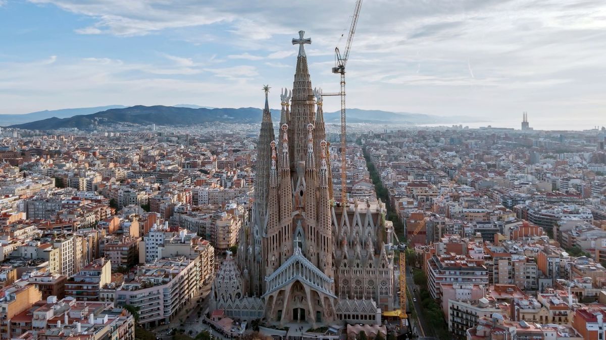 La Sagrada Familia se prépare à accueillir le pape pour une inauguration historique