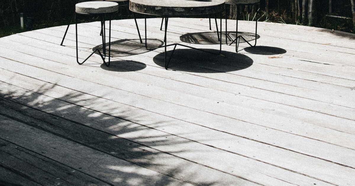 Des remèdes de grand-mère pour rafraîchir votre terrasse en bois