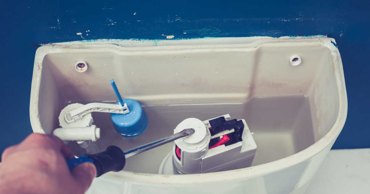 Chasse d'eau qui fuit : 4 solutions à essayer avant d'appeler un pro