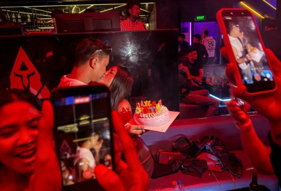 À Rangoun, entre danse et angoisse : la jeunesse s'évade des réalités du conflit