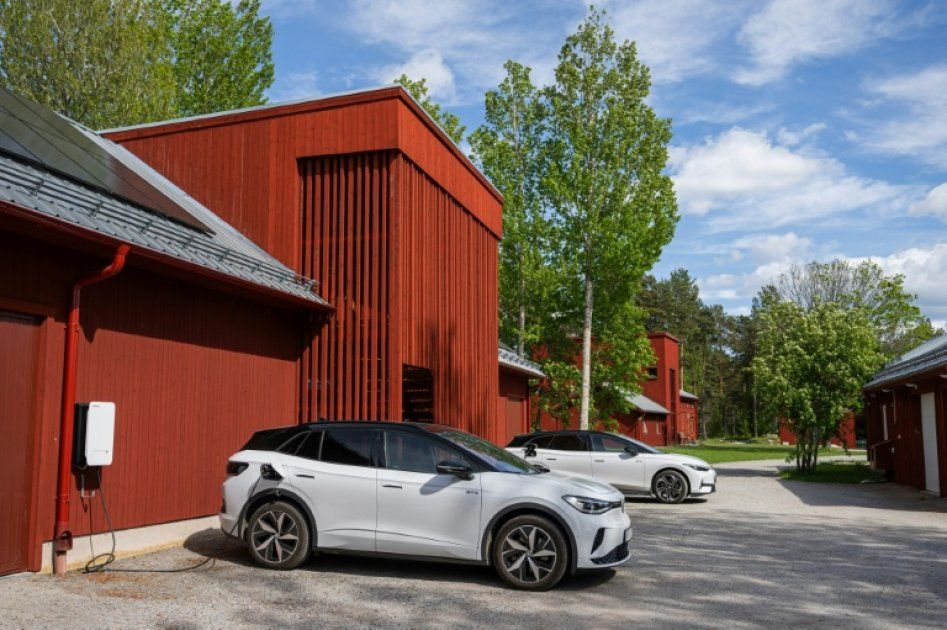 Des voitures électriques qui éclairent les foyers : une innovation suédoise inspirante