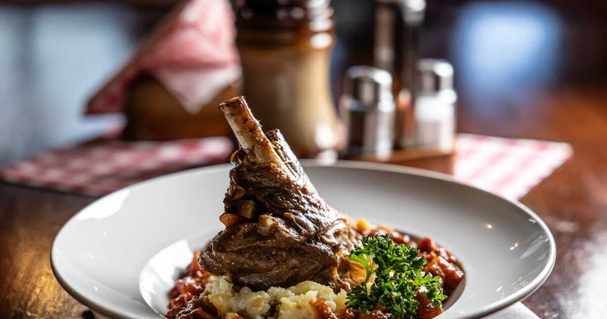 Découvrez la souris d'agneau mijotée au vin rouge pour un dimanche inoubliable