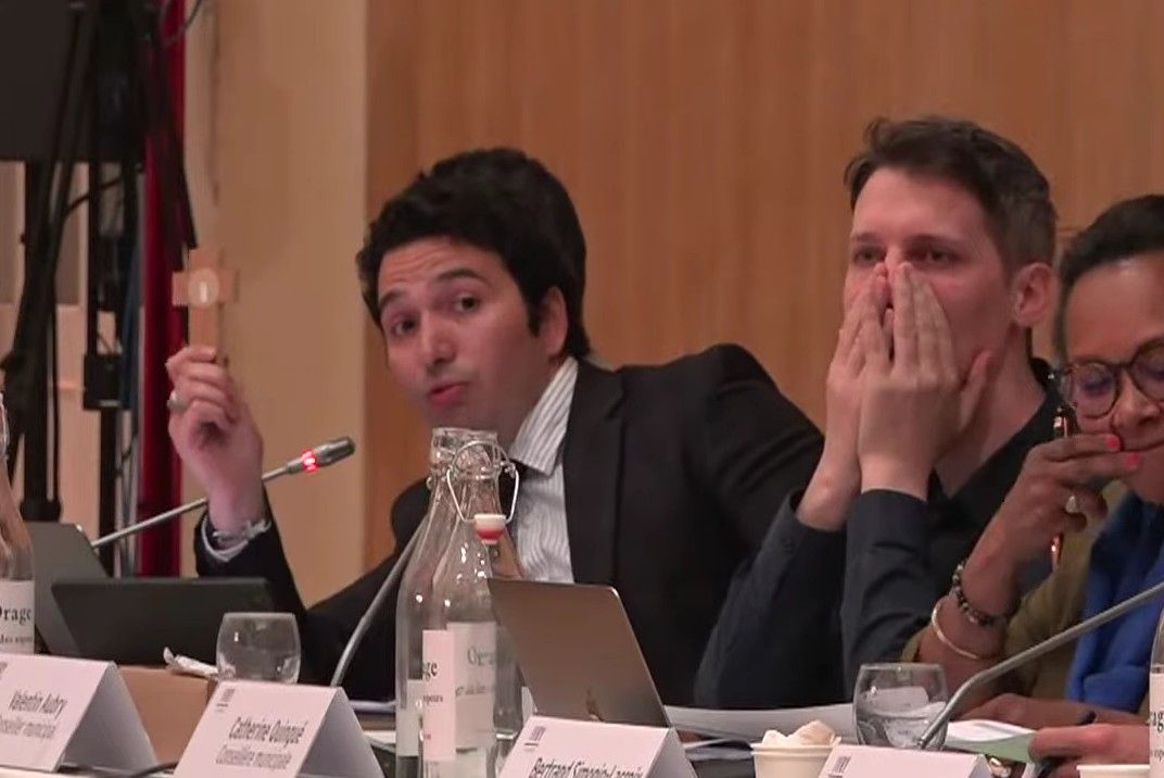 Un élu RN fait scandale à Ivry : prière au conseil municipal