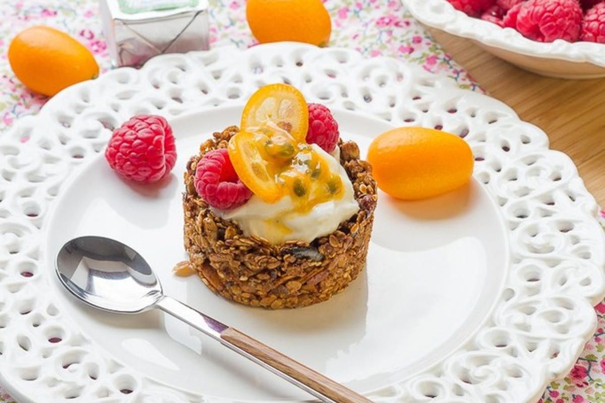 Savourez des bouchées de granola crémeuses aux fruits frais et carrés frais